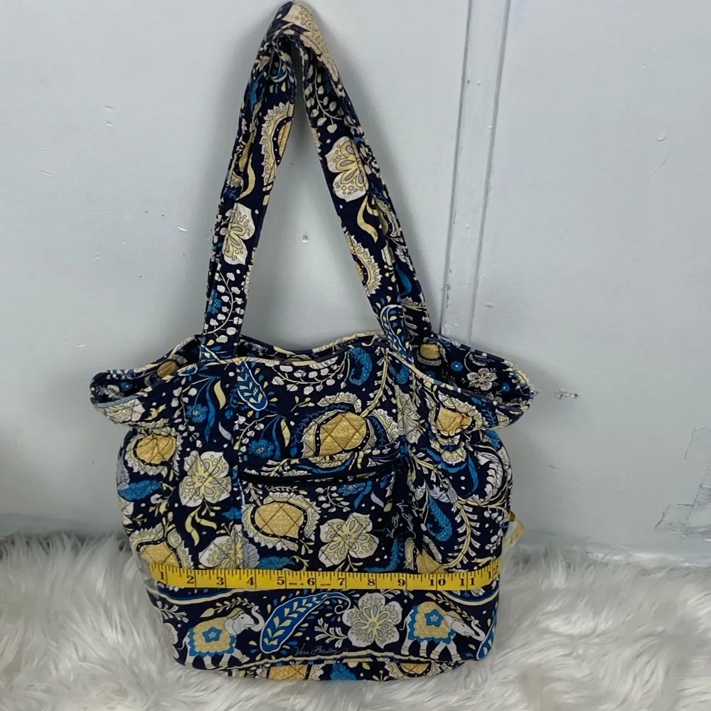 Vera Bradley Bag. - Picture 3 of 8